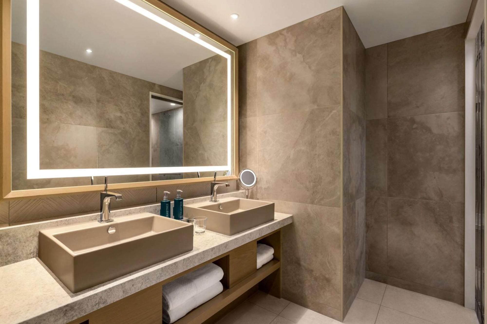 Doubletree By Hilton Toyama Hotel Екстериор снимка